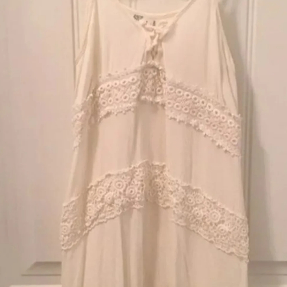 Beautiful ivory rayon cami. Small. Excellent cond.